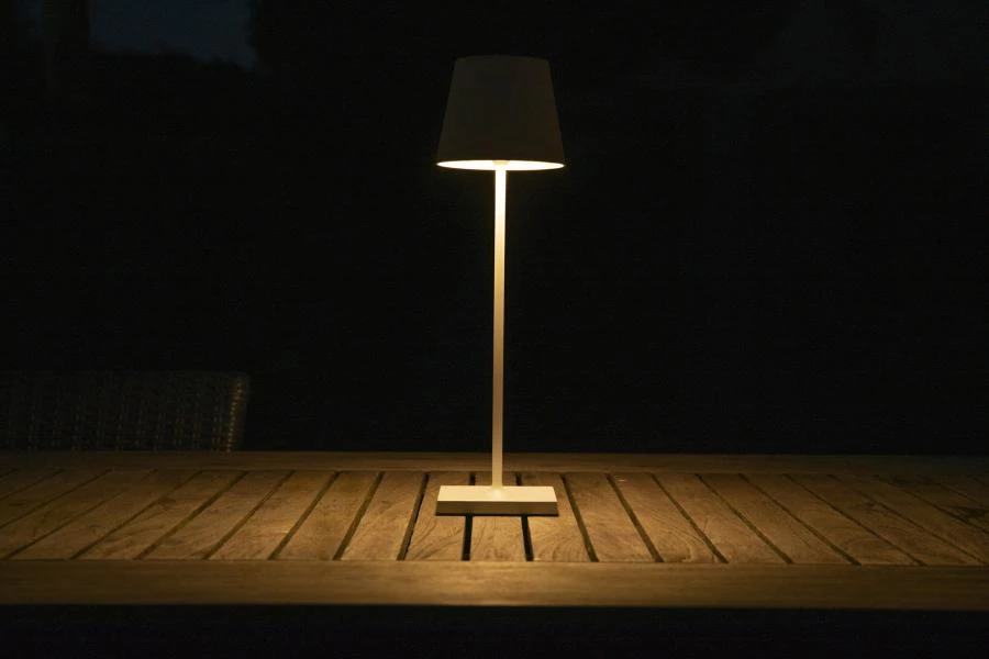 Lucide JUSTIN - Oplaadbare Tafellamp Buiten - Accu/Batterij - Ø 11 cm - LED Dimb. - 1x2,2W 2700K/3000K - IP54 - 3 StepDim - Wit - sfeer 2